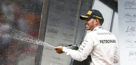 Radující se Lewis Hamilton. 
