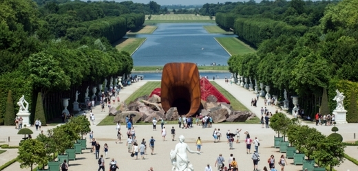 Zahrada zámku ve Versailles se sochou Dirty Corner.