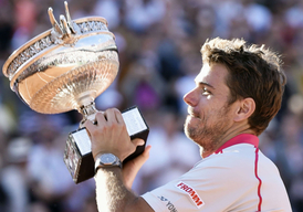 Stan Wawrinka s trofejí pro vítěze French Open.