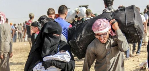 Syřané utíkají z válkou zmítané země (ilustrační foto).