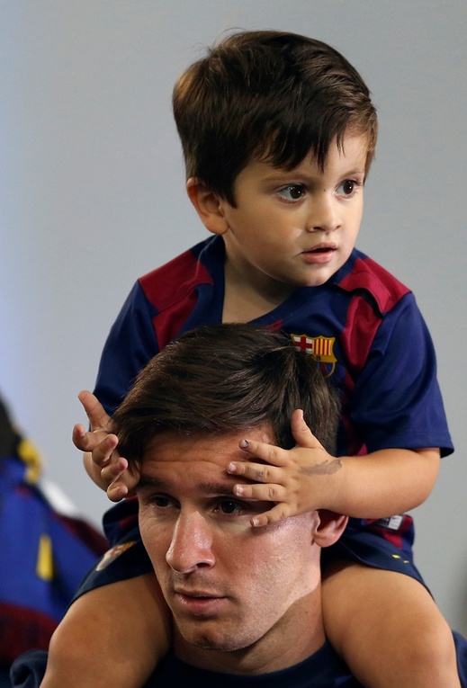 Lionel Messi se synkem Thiagem.