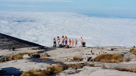 Turisté vstoupili na horu 30. května, 10 lidí se tak odtrhlo od hlavní skupiny, aby si pořídili "nahatou" fotografii.