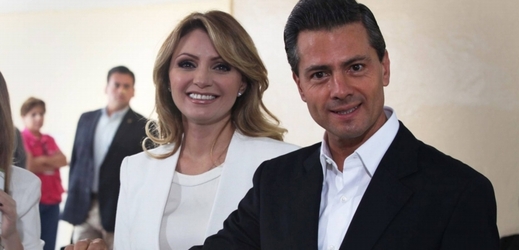 Mexický prezident Enrique Peña Nieto se svou družkou ve volební místnosti.