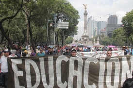 Stovky učitelů protestují proti reformě ve školství.