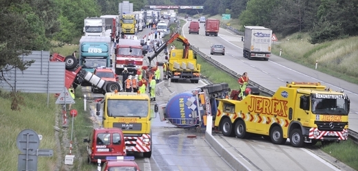 Nehoda tahače s cisternou zastavila dopravu na 153. kilometru dálnice D1 ve směru na Brno.