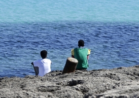 Uprchlíci na ostrově Lampedusa čekají na to, zda v Evropě dostanou politický azyl.