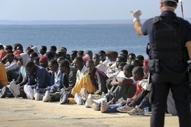 Migranti se do Evropy dostávají nejčastěji přes Středozemní moře a Turecko.