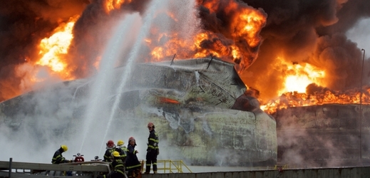 U Kyjeva hoří zásobníky ropy (ilustrační foto).
