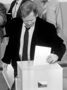 Prezident Václav Havel u voleb v roce 1990.