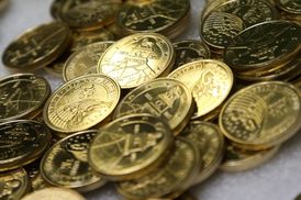 Belgie začala mince razit už na počátku roku, Paříž však proti tomu protestovala.
