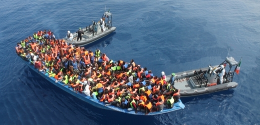 Imigranti se do Evropy dostávají nejčastěji na lodích přes Středozemní moře.