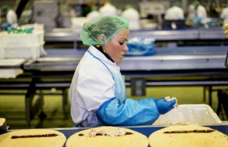 Denně pracovníci vyrobí až tři miliony sendvičů.