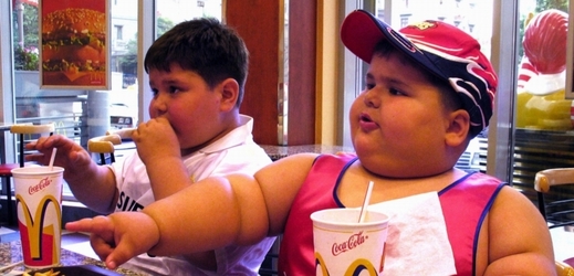 Za obezitu většinou může nezdravá výživa.