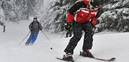 Lyžař zřejmě přecenil své lyžařské schopnosti (ilustrační foto).