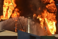 Požár zásobníků ropy na Ukrajině se stále nepodařilo uhasit.