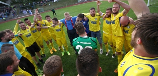 Takto fotbalisté Varnsdorfu slavili druhé místo v tabulce Fotbalové národní ligy.