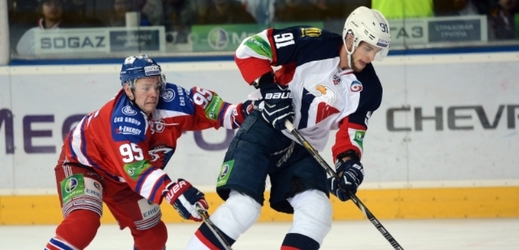 Hokejisté Slovanu Bratislava (v bílém) budou pokračovat v KHL.