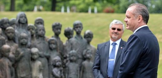 Slovenský prezident Andrej Kiska (vpravo) navštívil památník v Lidicích a poklonil se obětem nacistického masakru.