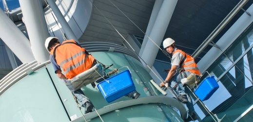 U výškových prací se musejí dodržovat zásady bezpečnosti práce (ilustrační foto).