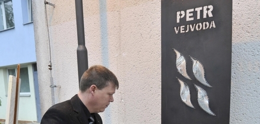 Pamětní deska Petra Vejvody na budově školy, kde k incidentu došlo.