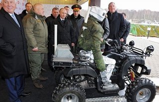 Putin sleduje bojového robota, ale moc velý dojem na něj zjevně neudělal.