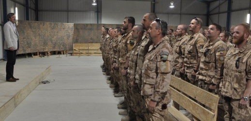 Ministr obrany Martin Stropnický při návštěvě českých vojáků v Afghánistánu.