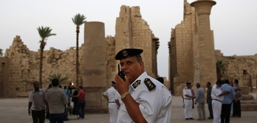 Karnak střeží po bombovém útoku policisté.