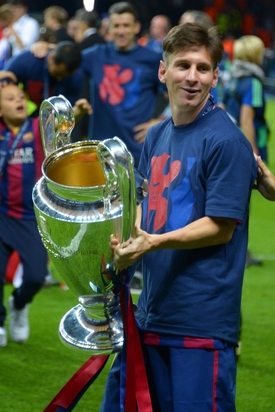 Lionel Messi s trofejí pro vítěze Ligy mistrů.
