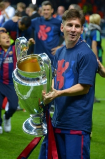 Lionel Messi s trofejí pro vítěze Ligy mistrů.
