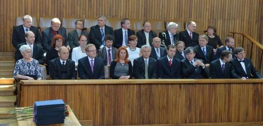 Nově jmenovaní profesoři převzali dekrety 12. června ve Velké aule pražského Karolina.