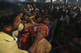 Do jihoindického města Hajdarábád tento týden zavítalo kvůli netradiční léčbě na sedmdesát tisíc lidí. 