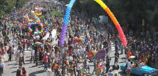 Pár příznivců a přátel komunity pedofilů vyrazilo loni na Prague Pride. Organizátoři jim ale dali najevo, že v průvodu nejsou vítáni (ilustrační foto).