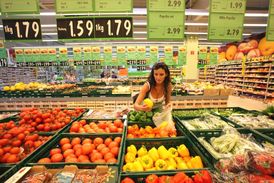 Supermarkety o více než 400 metrech čtverečních budou nyní muset uzavírat smlouvy s charitativními organizacemi.