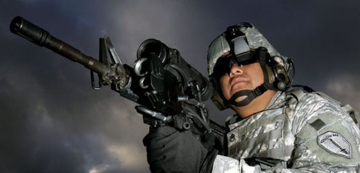 Voják pózuje se zbraní, kterou vyrobila firma Colt Defense.