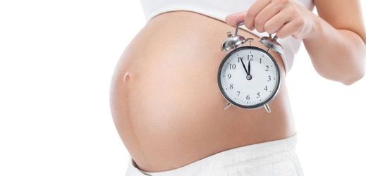 Při umělém oplodnění je důležité, aby se embryo do dělohy dostalo ve správný čas.