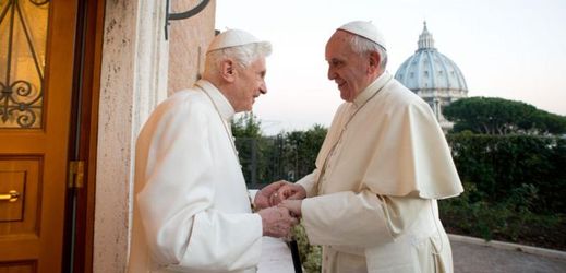 Emeritní papež Benedikt XVI. (vlevo) a papež František (vpravo).