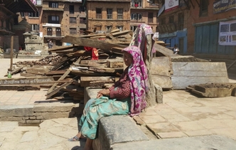 Po zemětřeseních v Nepálu zůstaly tisíce lidí bez střechy nad hlavou.