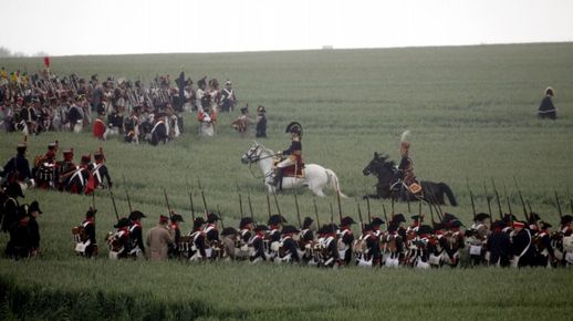 U Waterloo 18. června 1815 měl Napoleon k dispozici 73 tisíc mužů s 246 děly, zatímco Wellington 67 tisíc a 180 děl. Angličanův plán byl prostý - vydržet nápor Francouzů, dokud Blücher se svými Prusy nepřijde na pomoc. Napoleon naopak očekával příchod Grouchyho se 30 tisíci vojáky.