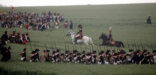 U Waterloo 18. června 1815 měl Napoleon k dispozici 73 tisíc mužů s 246 děly, zatímco Wellington 67 tisíc a 180 děl. Angličanův plán byl prostý - vydržet nápor Francouzů, dokud Blücher se svými Prusy nepřijde na pomoc. Napoleon naopak očekával příchod Grouchyho s 30 tisíci vojáky.