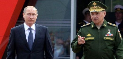 Prezident Putin (vlevo) ministr obrany.
