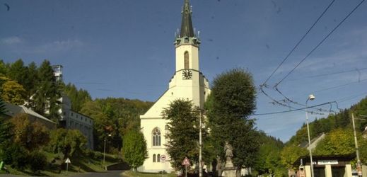 Stezka začíná před kostelem sv. Jáchyma.