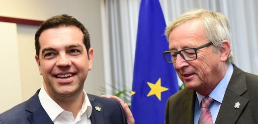 Řecký premiér Alexis Tsipras (vlevo) a Jean-Claude Juncker (vpravo).
