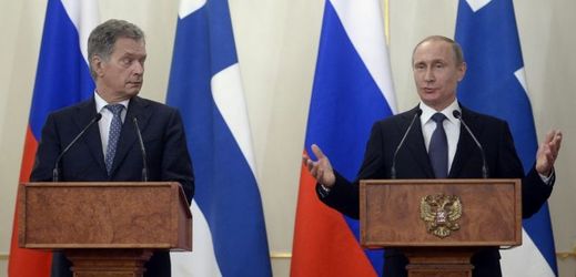 Vladimir Putin (vpravo) při jednání s finským prezidentem Saulim Niinistöm.