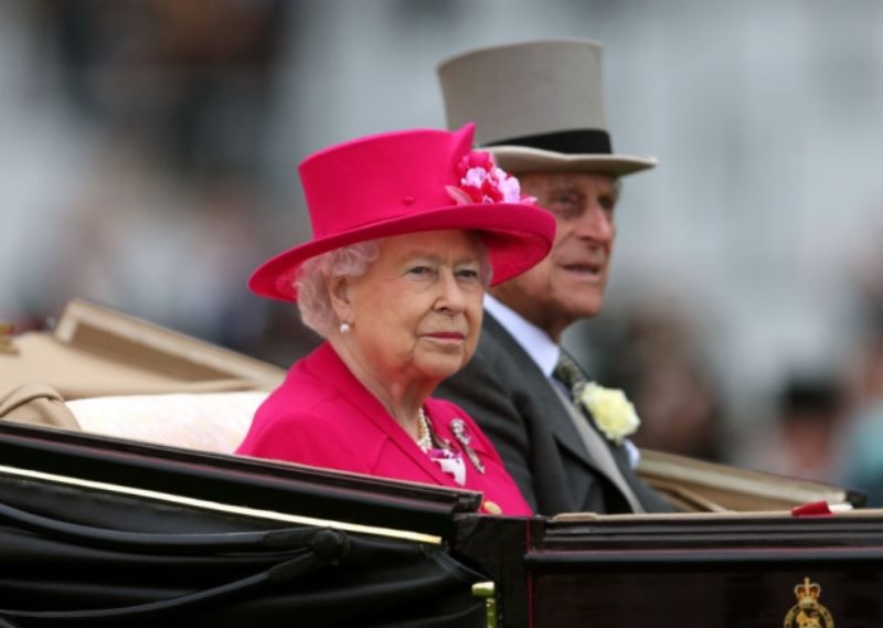 Každoročně jsou dostihy zahájeny příjezdem královny Alžběty II. před tribuny v kočáře taženém bílými  koňmi. Letos na nejlépe navštěvovaný dostihový mítink Evropy dorazila celá v růžovém.
