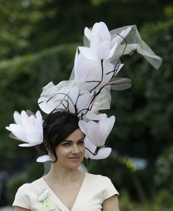 Spisovatelka a moderátorka ruského původu Eva Lanska vsadila na květinový model, který se nenápadně podobá jednomu z klobouků, které dražila pro charitativní organizaci.