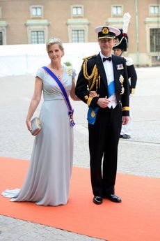Šaty v barvě holubičí šedi si Sofie oblékla na svatbu prince Carla Philipa a Sofie Hellqvistové.