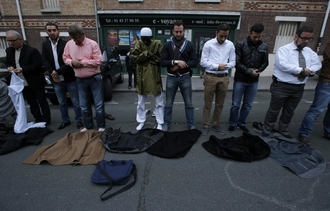 Muslimové se modlí v ulicích Paříže.