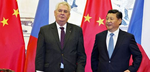 Prezident Miloš Zeman (vlevo) se setkal 27. října s čínským prezidentem Si Ťin-pchingem (vpravo) v Pekingu.