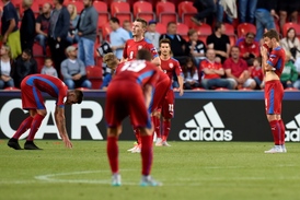 Čeští fotbalisté na úvod prohráli s Dány 1:2.