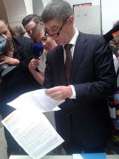 Andrej Babiš drží v ruce papíry s údajnými články o poslanci Ladislavu Šinclovi z ČSSD, s nímž se dostal do sporu.